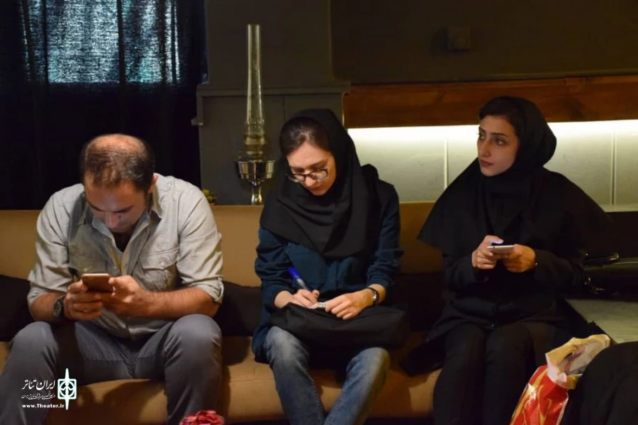 مخاطب تئاتری که تفکر تماشاگر را هدف قرار دهد خاص است/ مضمون مهمان ناخوانده برای جامعه تازگی دارد 2