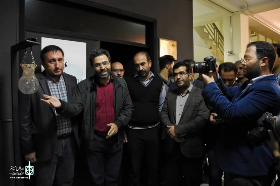 زنگ افتتاح نمایش "مهمان اخوانده" نواخته شد 10