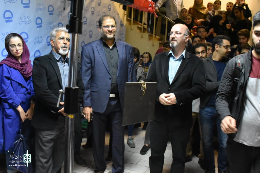 زنگ افتتاح نمایش "کا" به کارگردانی سیامک افسایی در تبریز نواخته شد