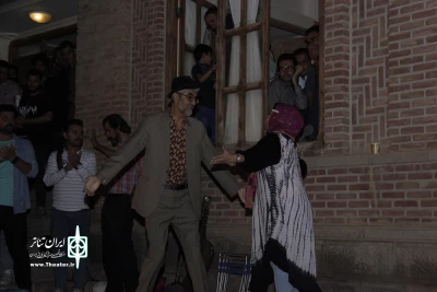 نمایش خیابانی «فاصله» با کارگردانی علیرضا اسماعیلی