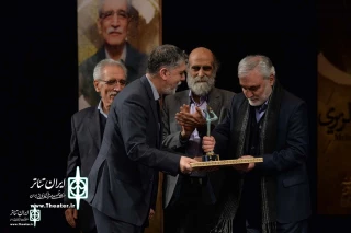 بزرگداشت استاد مهدی لزیری در مراسم اختتامیه سی و هشتمین جشنواره تئاتر فجر برگزار شد

هم هنرمند هم معلم تئاتر