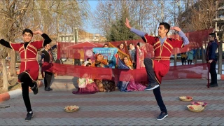 نمایش خیابانی "سو گلین " در مرند اجرا شد