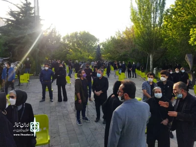 مراسم یاد بود سیامک افسایی با رعایت پروتکل های بهداشتی در محوطه موسسه الف برگزار شد.