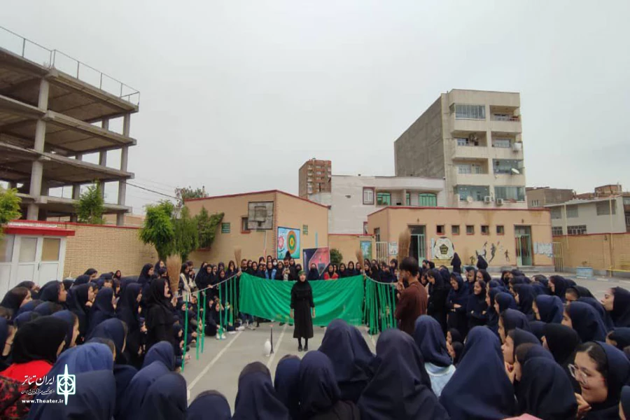 نمایش خیابانی «یک سلام ناب» در شهرستان مرند به اجرای عموم درمی‌آید 3