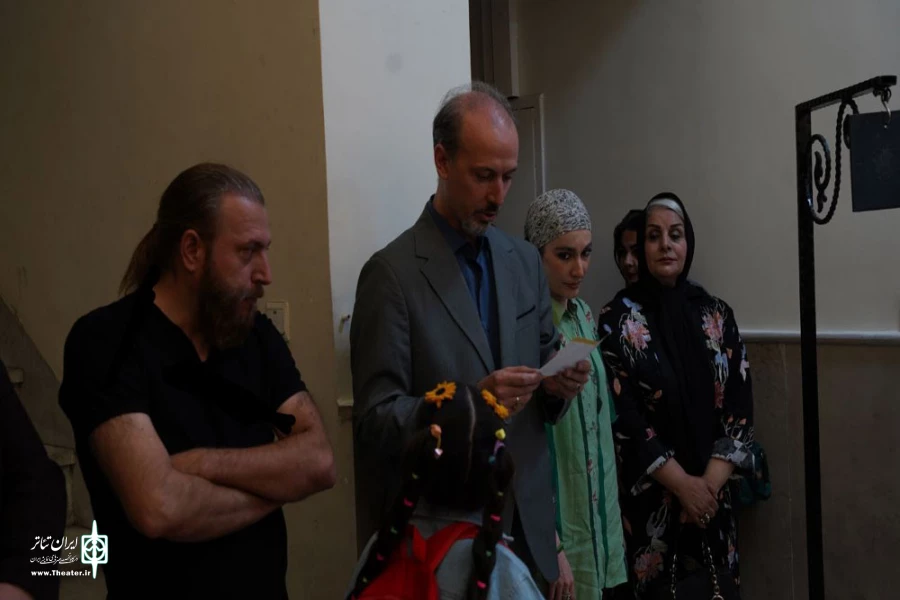 زنگ افتتاح نمایش «استخوان لای زخم» در تئاتر شهر تبریز به صدا درآمد 4