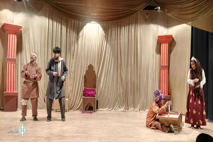 نمایش طنز «قضاوت سلطان کاراکوش» در شهرستان آذرشهر روی صحنه رفت 3